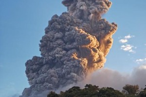 末日般的景象！日本火山灰柱5000米刺破苍穹，全球气候将迎来火山寒冬，火山灰柱5000米刺穿日本苍穹 全球将陷火山寒冬