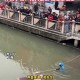 外卖小哥跳河救人的英雄事迹，风雨中的生命接力，暴雨中的生命接力，外卖骑手纵身跃河勇救落水者