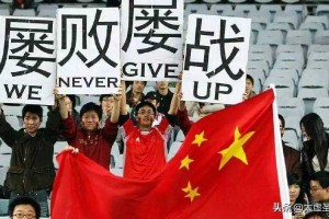 绿茵场的黑色幽默，当中国男足撞上日本足球的技术代差，绿茵场上的技术碾压，中日足球对决中的实力鸿沟