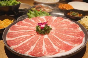韩国烤肉店一片肥肉卖70多元？这波消费升级到底值不值？韩国烤肉店70元一份肥肉引争议，消费升级是否变味为天价营销？