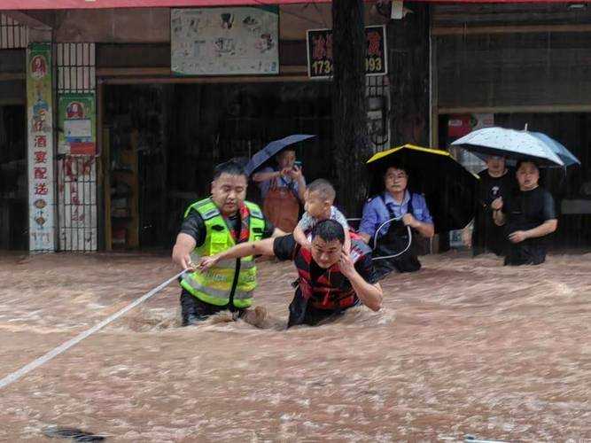 暴雨中的生命接力,航拍视角下的榕江全城撤离实录