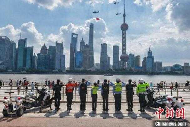 直升机悬挂五星红旗飞过香港上空的背后,技术、象征与公众反应