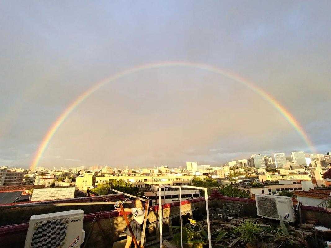 苏超赛场惊现绝美彩虹当苏格兰的雨云与天空对话
