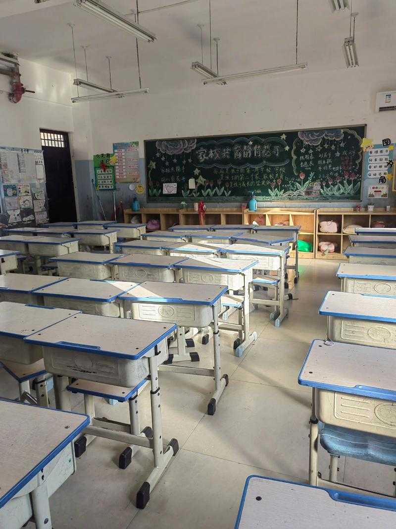 男子租房陪读惊现33年前课桌，斑驳木纹里藏着整个时代的青春密码