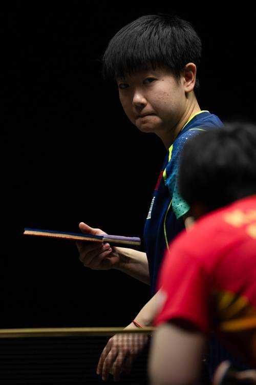 孙颖莎入选EMS录取通知书封面，新时代青年的榜样力量