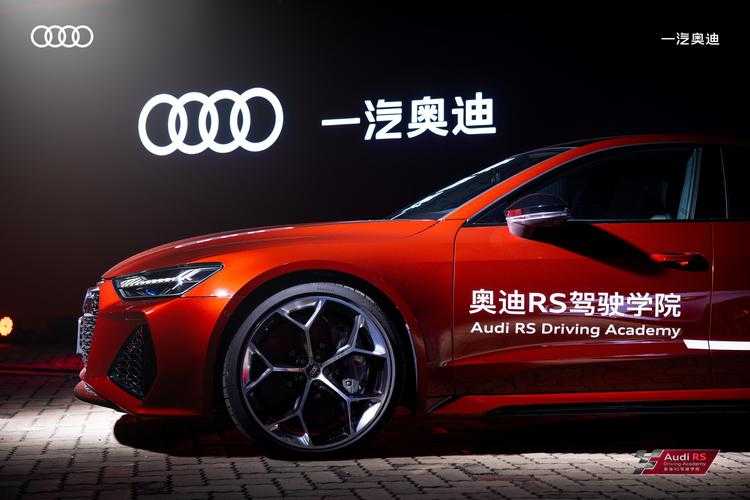奥迪车主泡水后公交站台办公,从容背后的职场生存智慧
